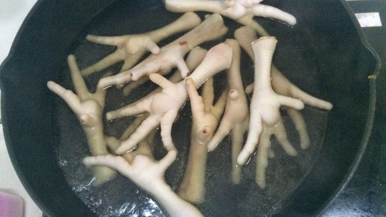 卤鸡爪,放入水中热烫2分钟