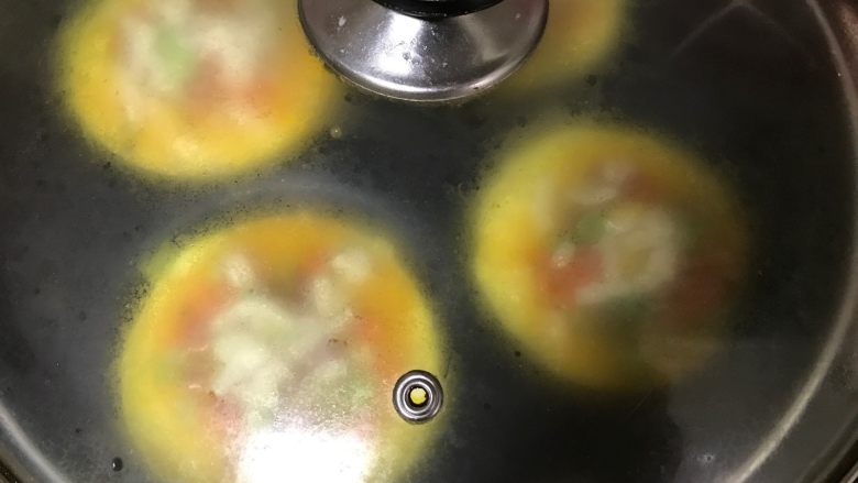 什锦蛋披萨,小火焖,盖上盖儿。