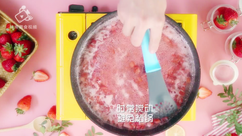 自制草莓酱,把春天的味道封存起来~,大火煮至沸腾,不停搅拌,避免粘锅