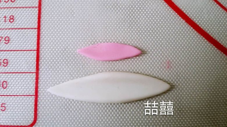 翻糖蛋糕--树桩上的小女孩儿,取两条翻糖,搓尖两头压扁,叠在一起