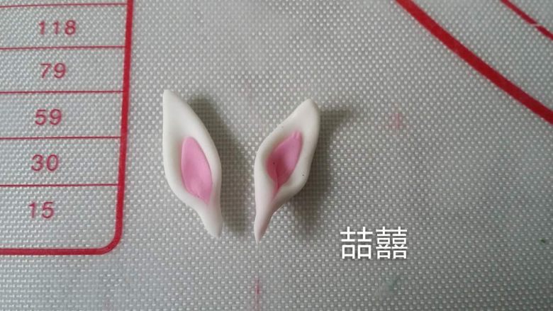 翻糖蛋糕--树桩上的小女孩儿,中间切开,如图捏成兔子耳朵