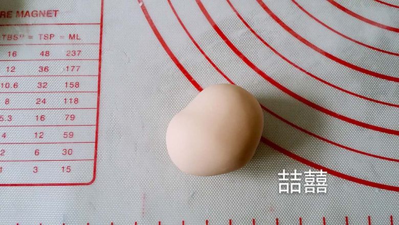 翻糖蛋糕--树桩上的小女孩儿,再做小孩儿的头,要压出圆圆的脸