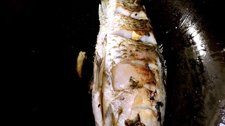 鲫鱼豆腐汤,爆姜 煎鱼至金黄色
