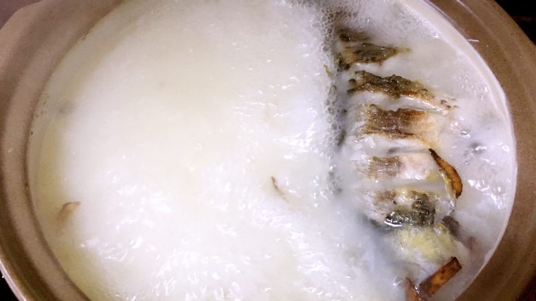 鲫鱼豆腐汤,凉水煮鱼至白汤放入豆腐
