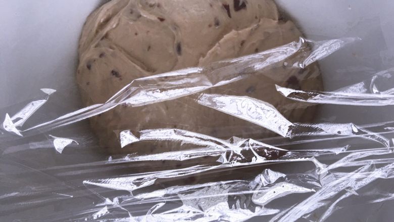 蔓越莓乳酪软欧包,取出面团,揉成团。
盖上保鲜膜室温发酵1小时左右。