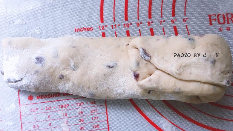 蔓越莓乳酪软欧包,右侧向左折叠1/3,左侧再向右折叠,朝中心收紧包裹住,揉成光滑的面团。