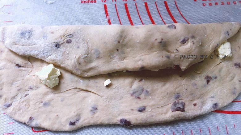 蔓越莓乳酪软欧包,长方形上边向下折叠1/3,下边再向上折叠。