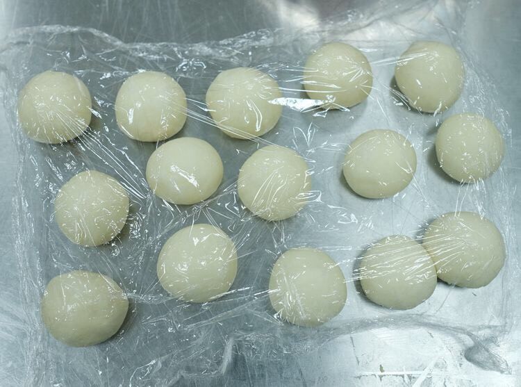 小脆肠面包,把发好的面团切割成15个小团,醒面10分钟