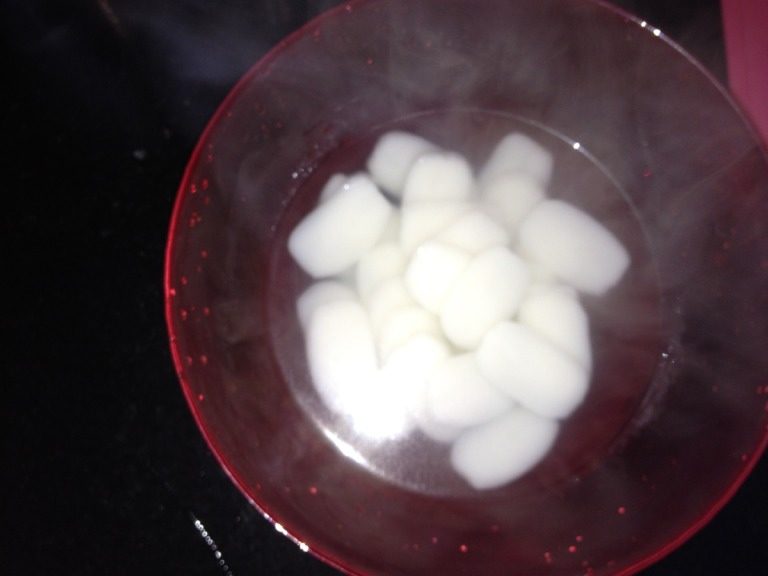 番茄炒年糕,如图把年糕撈出來,用沸水蓋過年糕,因為如果不加水的話年糕會粘在一起。