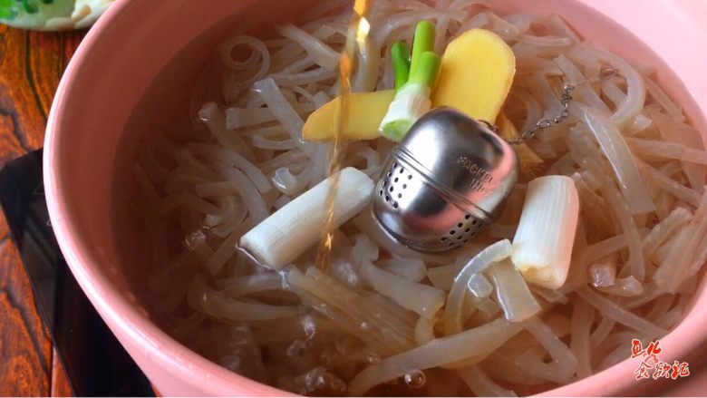 《肉皮水晶冻》,大葱段 姜片 桂皮和八角 <a style='color:red;display:inline-block;' href='/shicai/ 718'>料酒</a> 清水(没过肉皮即可)进行二次焯水