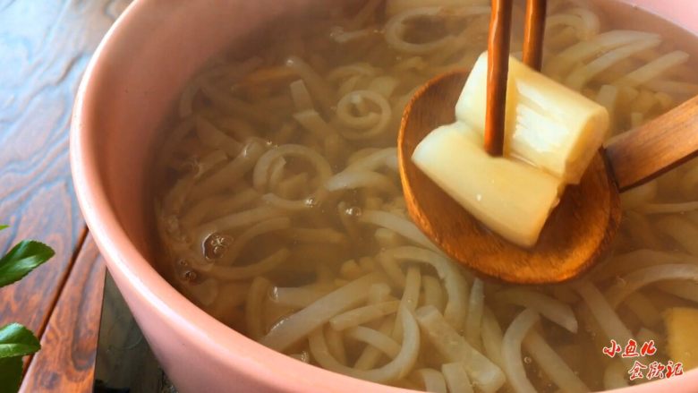 《肉皮水晶冻》,去除葱 姜 八角 桂皮