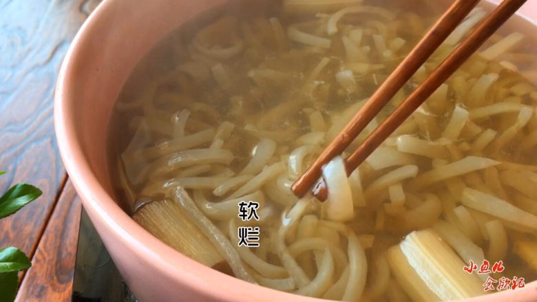 《肉皮水晶冻》,煮至软烂(筷子轻轻一夹就断开)
