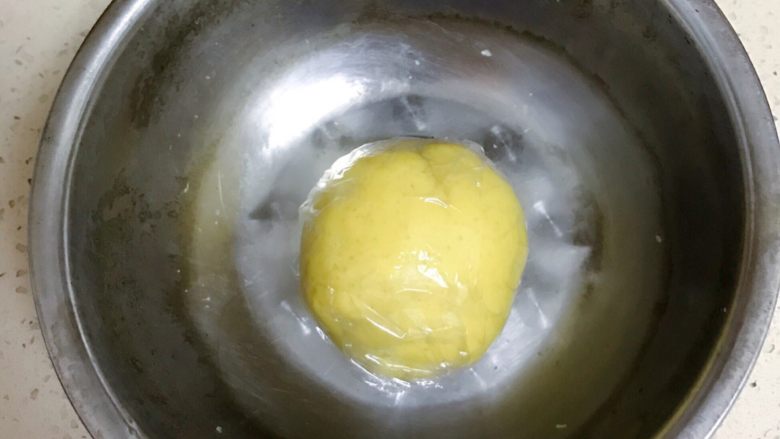 黄油饼干,搅拌好后,用手将面团揉捏光滑。然后放入冰箱冷藏20分钟。