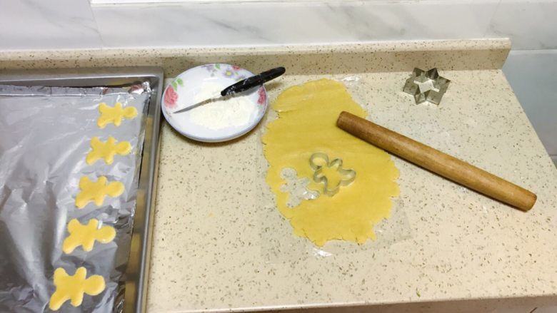 黄油饼干,面团取出以后,将面团擀成片状。试用自己喜欢图案的磨具进行取型。这里要适当用点面粉,以防面团沾粘后不好取模下来。