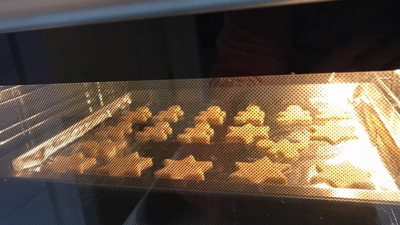 黄油饼干,烤箱预热150度上下火10分钟。然后将饼干放入烤箱中层,烤12分钟。(时间大家根据自己的烤箱适当调节)