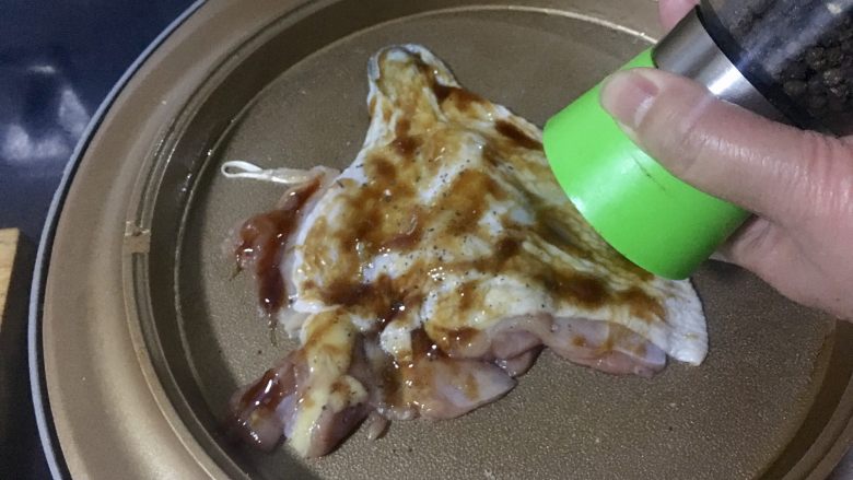快手黑椒鸡扒,磨入黑椒碎,多少根据自己的口味来