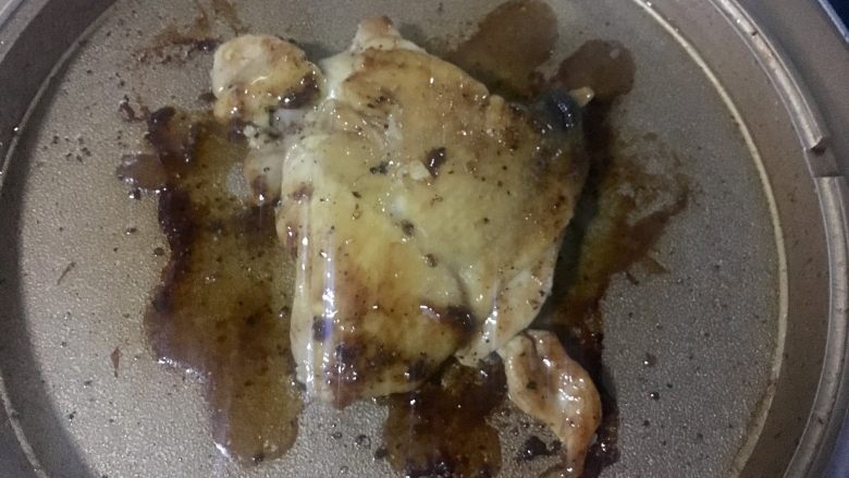 快手黑椒鸡扒,加热三分钟,关火,预热继续两分钟,翻面,再通电两分钟,关火,预热继续两分钟
