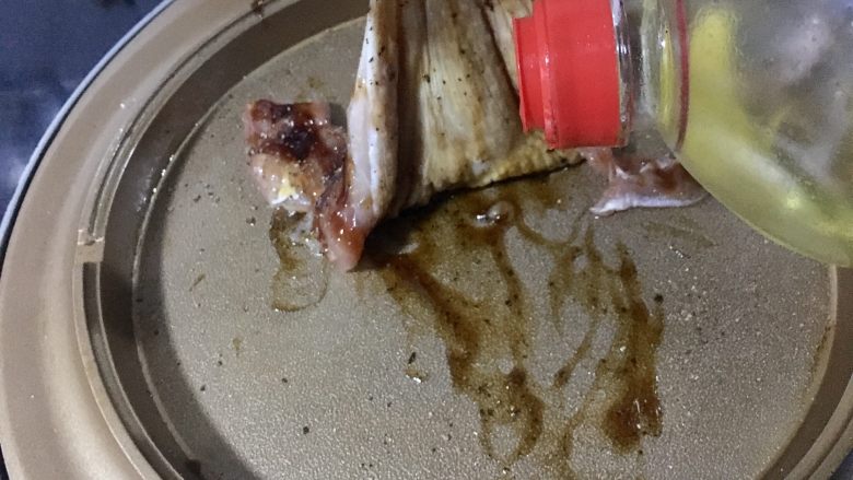 快手黑椒鸡扒,两面都处理好了以后,拎起来倒入一点油,放平,盖上电饼铛的盖,通电,上下同时加热