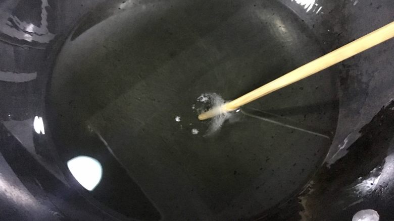 鸡米花,锅里倒入适量的油,烧到七八成热,也就是把一根竹筷子放进去后有泡泡出来,如图的样子就行,就可以把肉块下锅了
