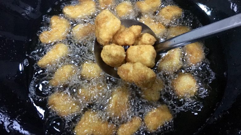 鸡米花,中火,炸到表面金黄就可以出锅了