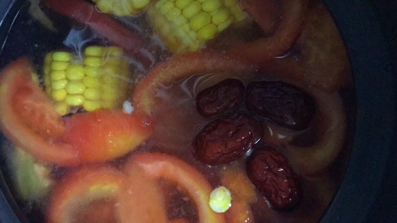 ABC营养低卡大骨汤,将准备好的食材一起放入砂锅中,水一次加足,中途不要加水。大火烧开转小火慢煲至西红柿成糊状。