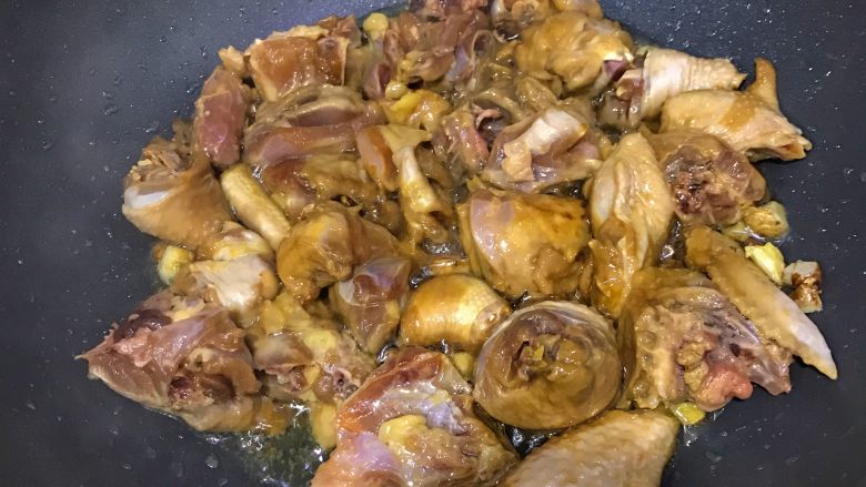 土豆焖鸡,爆香后加入腌制过的鸡肉,伴高火翻炒。
此时的鸡肉表皮在油锅的刺激下会变成焦糖黄的颜色,也是腌制时酱油发生了反应。炒出香味,就想铁板烧的感觉。
3分钟后加入少许水,水的加入可以时鸡肉鸡肉更有弹性和肉质鲜嫩,再不加水就会干锅哦……