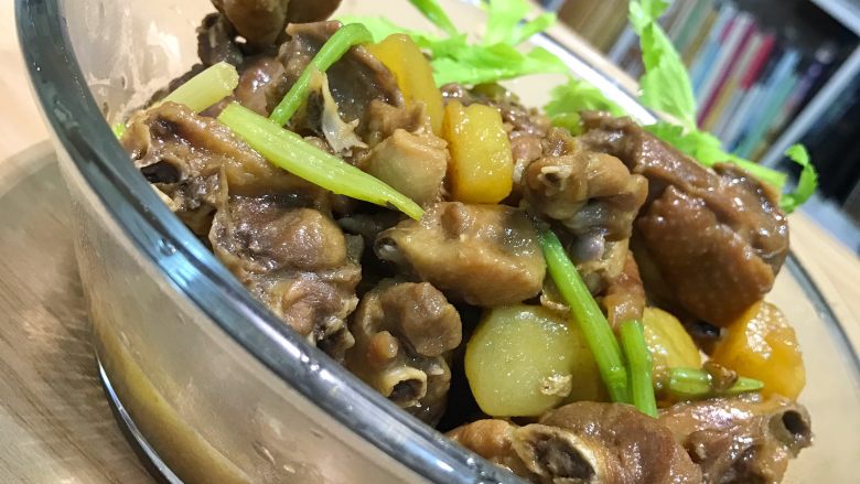 土豆焖鸡,最后一步
则是大叫 开饭啦……