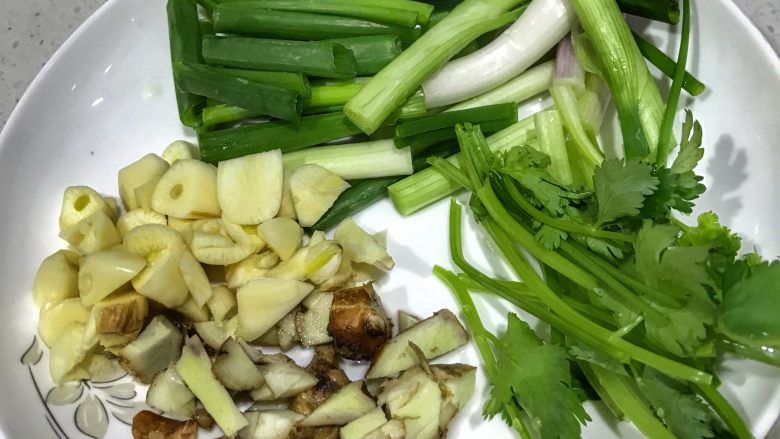 土豆焖鸡,腌制肉肉时,可以顺手把配菜切了。
配菜就像是一道菜的点睛之笔,为主菜的灵魂而生!
可以忽略葱段和香菜哈哈哈哈