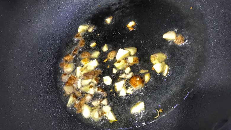 土豆焖鸡,沙姜 蒜瓣下锅爆香
这里为什么不用生姜呢
搬好小板凳给你普及一下:生活中人们常常将沙姜和生姜混淆,以为两者取其一都皆可,虽说同是姜,但是沙姜的作用功效还是和生姜有区别的。沙姜具有散寒祛湿的功效,还可以开胃消食,行气止痛,综合来说适合食欲不振或是消化不良的人群,而生姜具有杀菌解毒,去味去腥,也可调味。