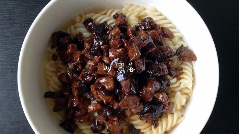 香菇肉酱意面,意面里调入香菇肉酱,拌匀;