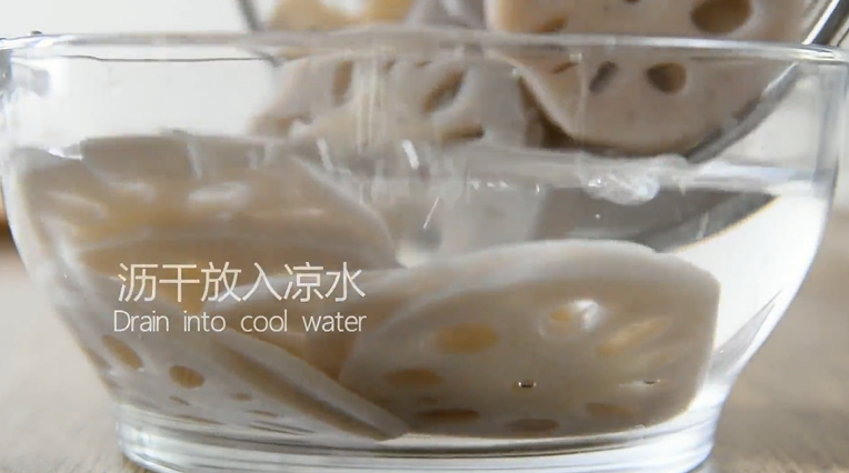绝对停不了嘴,爆爆爆好吃的凉拌香辣藕片,沥干放入凉水
