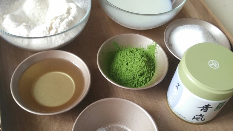 日式抹茶红豆草莓瑞士蛋糕卷（超详细）,工欲善其事 必先利其器  ，准备工作要充分，原材料都称好份量，油布铺起来，再次强调做蛋糕卷反卷的毛巾底是必须要油布这个工具的，这样才完美嘛
