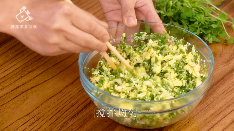 豌豆苗树叶饺子,把美食吃出艺术感,拌匀调味;