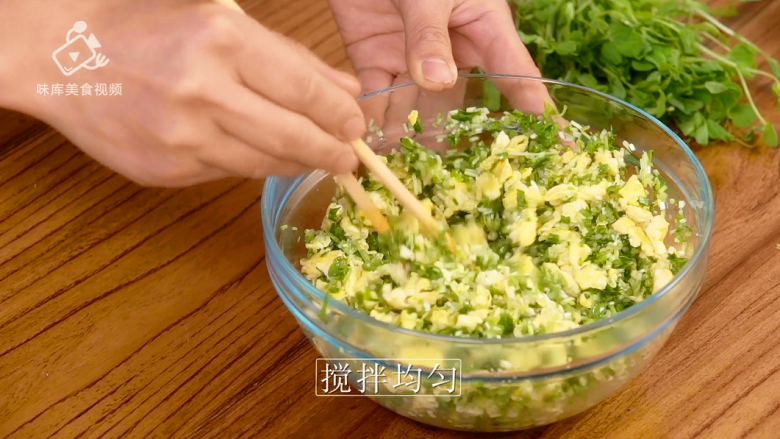 豌豆苗树叶饺子，把美食吃出艺术感,拌匀调味；