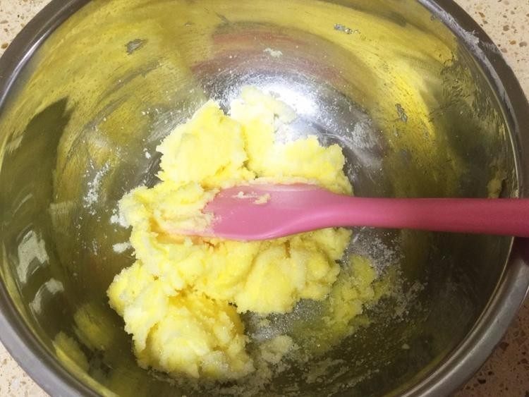 蔓越莓磅蛋糕,黄油软化,加入细砂糖或糖粉拌匀。
