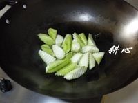 毛豆炒丝瓜木耳,放入丝瓜,煸炒一下