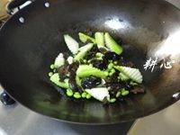 毛豆炒丝瓜木耳,放入毛豆和云耳