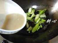 毛豆炒丝瓜木耳,倒入芡汁(适量的调味鸡汁、生粉、砂糖和清水拌匀)