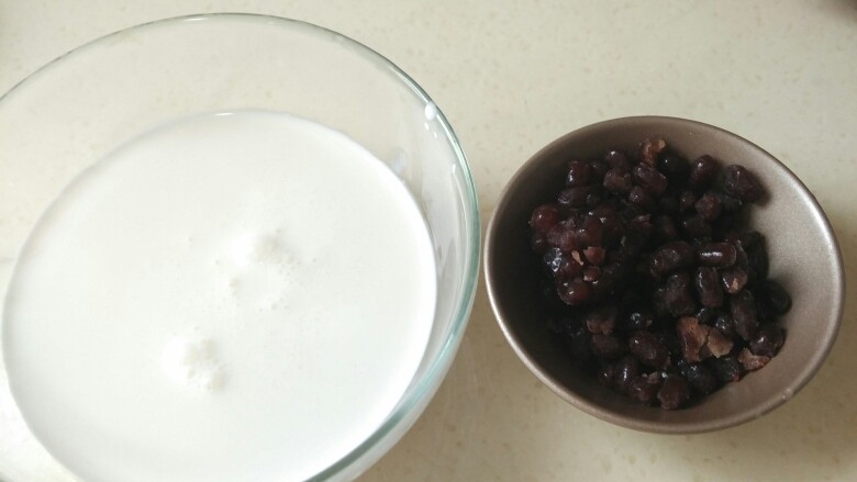 日式抹茶红豆草莓瑞士蛋糕卷（超详细）,在烤蛋糕的20分钟内，我们当然不能只盯烤箱看了(づ ●─● )づ
蛋糕卷的馅料准备着。草莓洗净沥干。淡奶油和小蜜豆伺候起来。
小蜜豆装入保鲜袋用擀面杖碾成碎末状  不要是粉尘状态哈，有点小颗粒保留口感更好。家里有粉碎机的就更方便处理了。
然后把蜜豆碎直接倒入淡奶油里全程高速打发。因小蜜豆很甜了，在打发过程中，喜好甜味的同学可以再适当加入少许白砂糖，我是做给宝宝吃的，所以就不加糖了，直接放蜜豆就能把奶油打发。
蛋糕卷的奶油打发要成小尖钩状态，九成发，这样利于蛋糕卷的定型。
