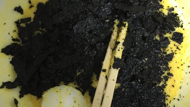 嘴巴停不下来的海苔花生,放入海苔碎,搅拌均匀