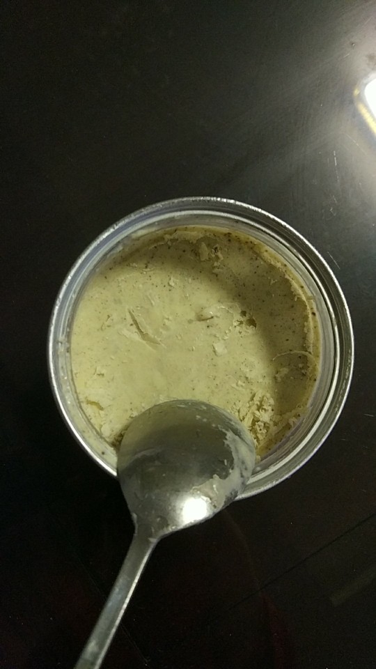家庭式冰淇淋,冻过冰箱拿来的样子,没放平有点不好看,不过口感不错的