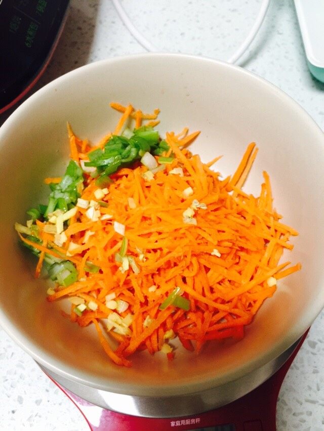 超简单的胡萝卜饼,胡萝卜擦细丝,加入碎葱花!