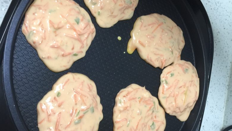 超简单的胡萝卜饼,电饼铛热锅,放入搅拌好的材料,不用摊开,如果有磨具就更好啦!看起来不美观,继续往下看……嘿嘿