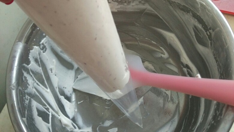 日式抹茶红豆草莓瑞士蛋糕卷（超详细）,装饰的淡奶油加白砂糖全程高速打发，硬性九成发，装入裱花袋，裱花袋顶端挤一个和针眼屁股相当大的小口口开始在蛋糕卷上做拉丝装饰