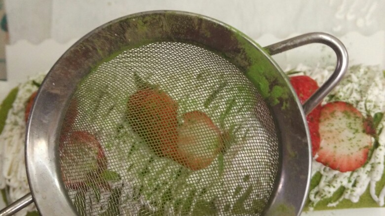 日式抹茶红豆草莓瑞士蛋糕卷（超详细）,结束了吗？No,no,no 离完美的最后一小步，撒上一些绿茶粉，这样的点缀才更加春色满园，胃口大开
