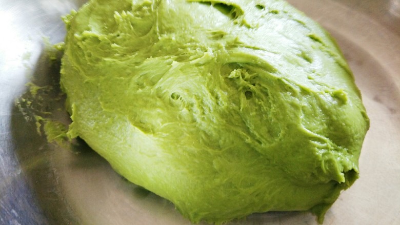 抹茶奶酪欧包,揉出手膜后,盖上保鲜膜进行第一次发酵2.5倍大