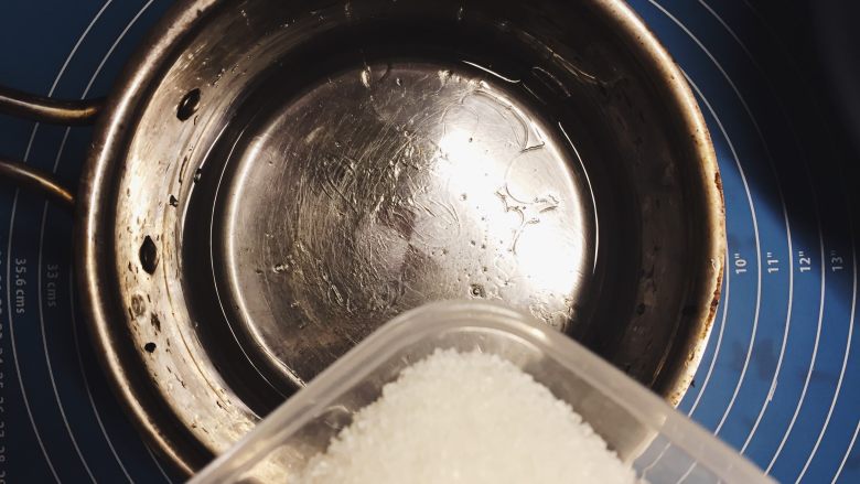 超萌的猫爪棉花糖,把大份70克砂糖与水,水饴混合在小锅中(锅小易操作,大了容易糊)