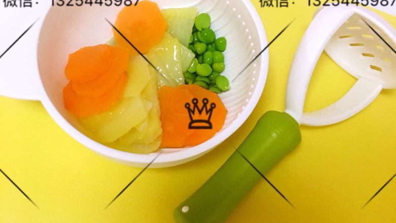 奶酪土豆鲜虾饼,青豆、土豆、胡萝卜研磨碗磨泥