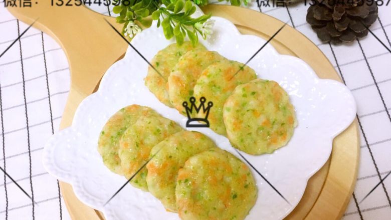 奶酪土豆鲜虾饼,两面煎至金黄色即可