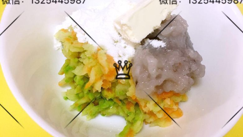 奶酪土豆鲜虾饼,所有食材倒入搅拌均匀